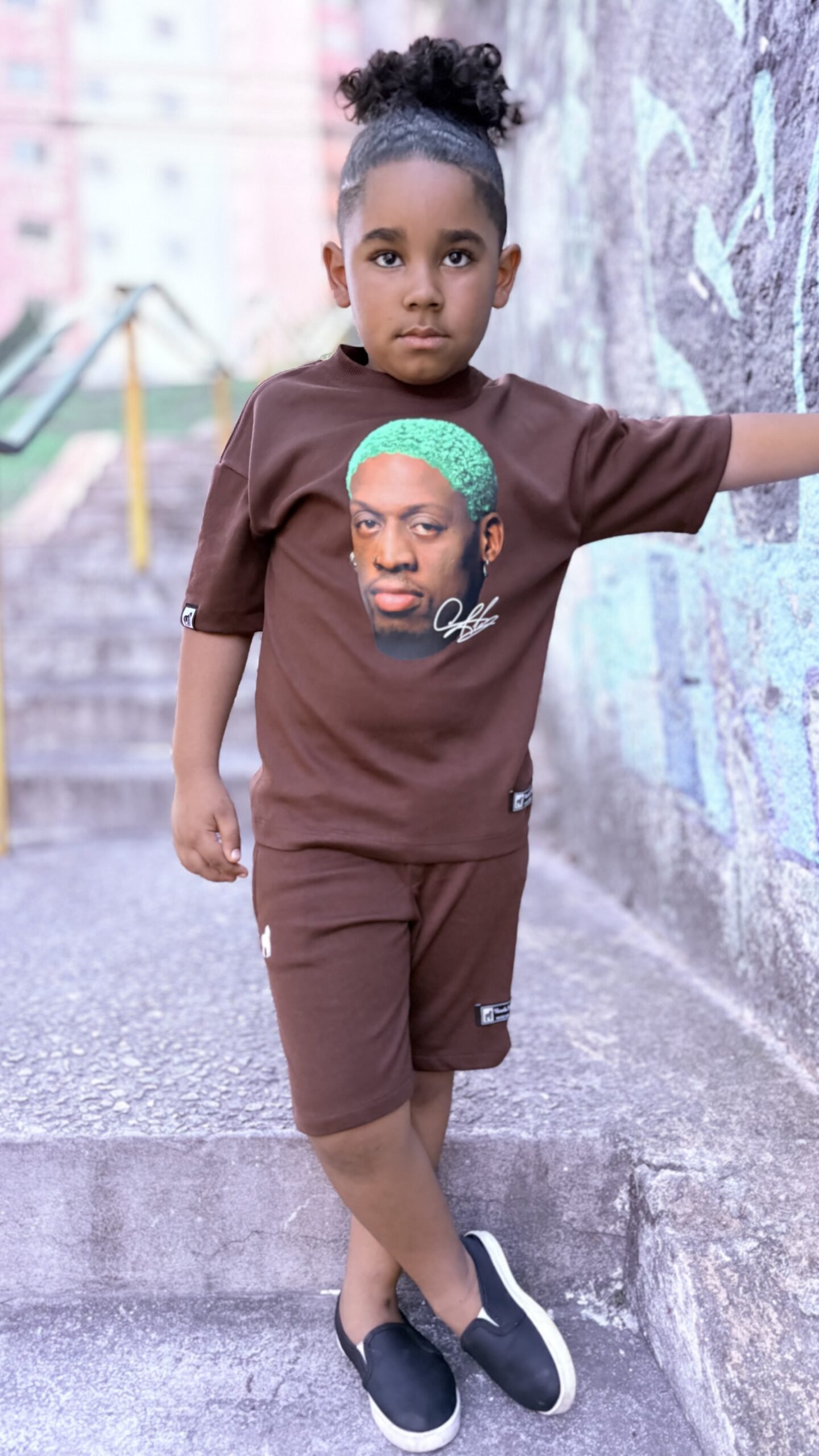 CAMISETA OVER KIDS D.RODMAN-MARROM